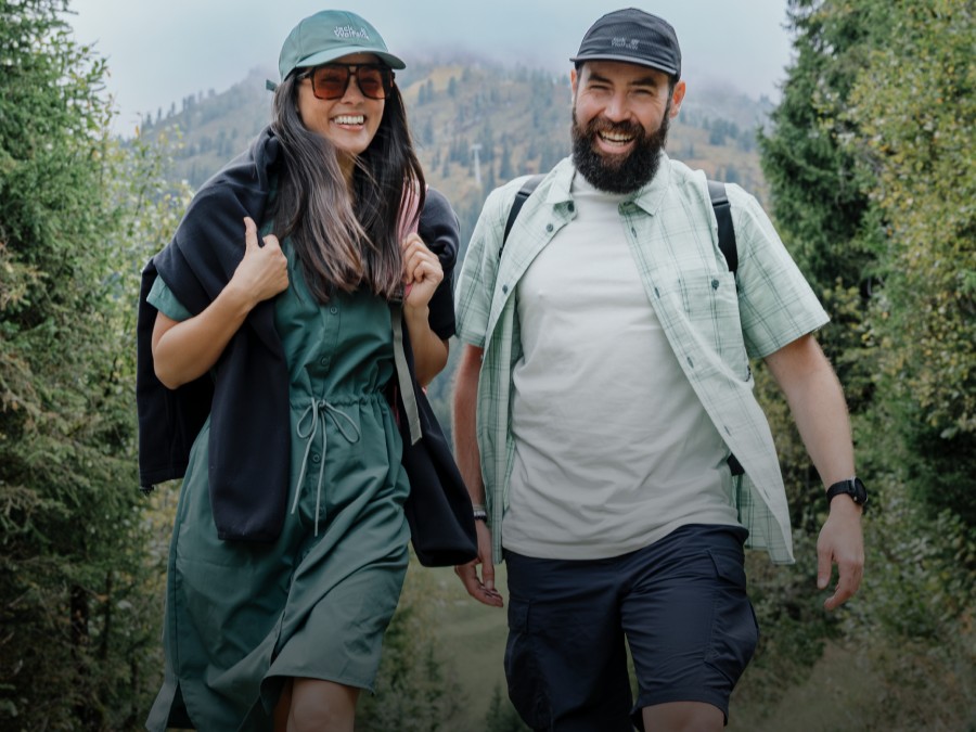 Drie jongvolwassenen in sportieve outdoorkleding vertoeven in een bergachtig&nbsp;landschap