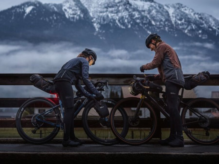 Twee fietsers in een mistig berglandschap