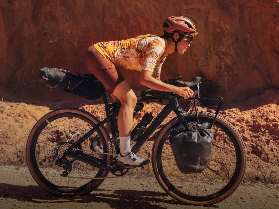 Fietsster tegen bergachtig achtergronddecor in Portugal
