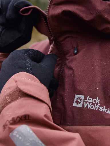 Fiets-regenbroek tegen natuurlijke achtergrond