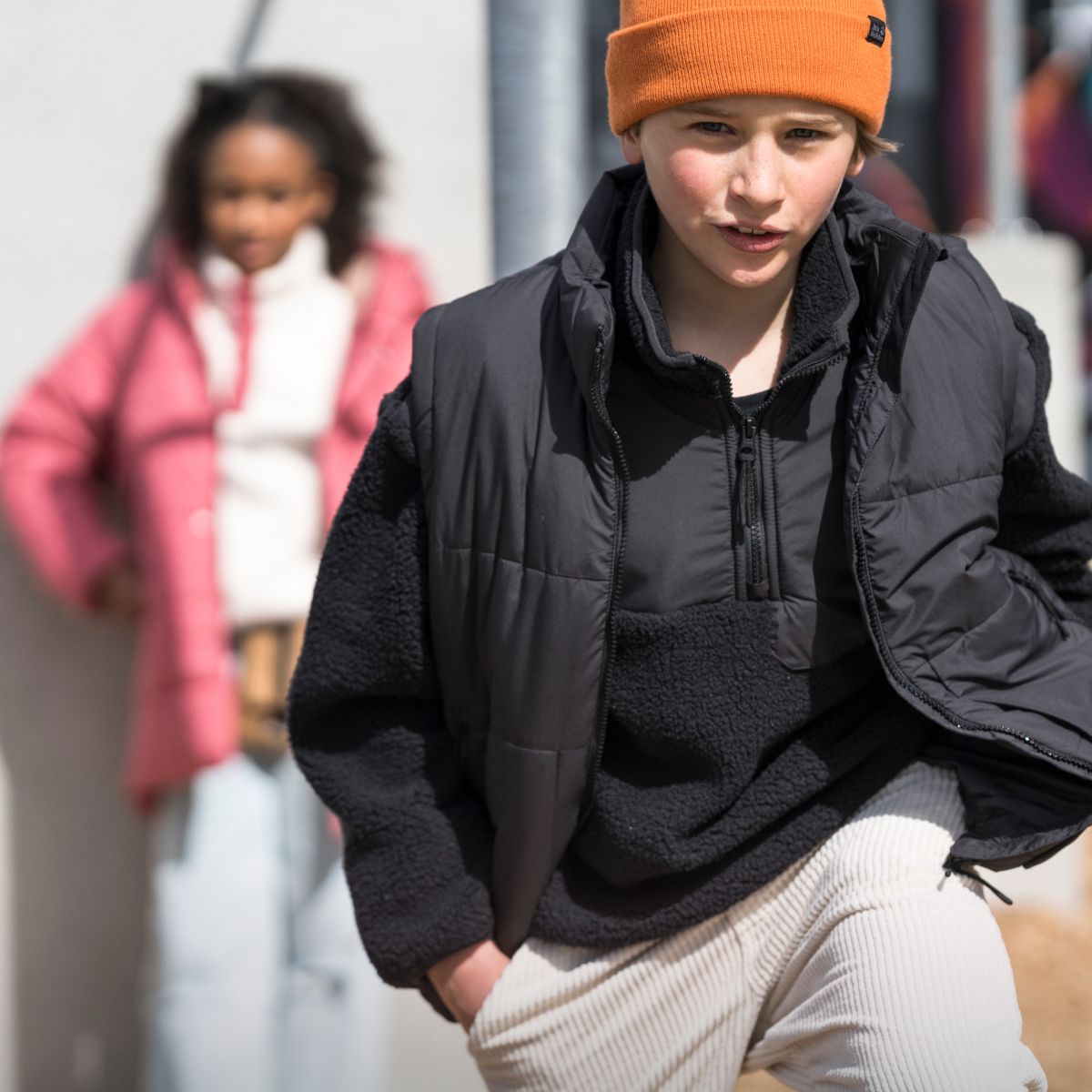 Jongen op parkeerplaats in de zon