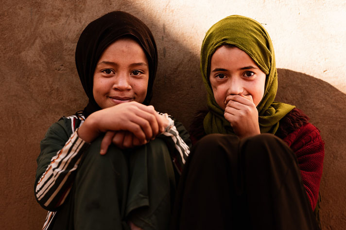 Twee Marokkaanse meisjes voor een muur