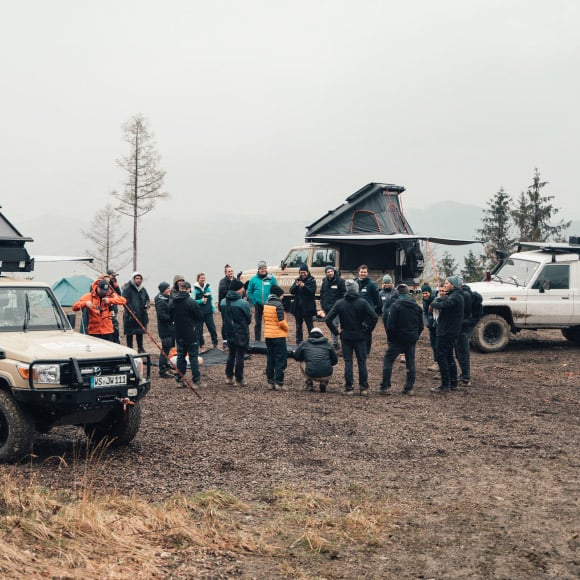 Jeep rijdt kleine heuvel op