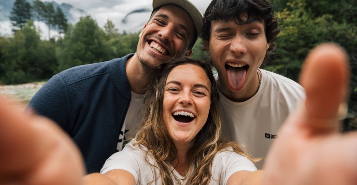 Selfie-opname van drie lachende personen