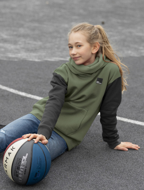 Meisje zit op de grond met basketbal
