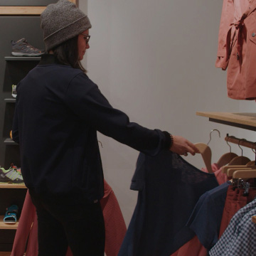 Verkoopster in de Store met schoenen op de achtergrond