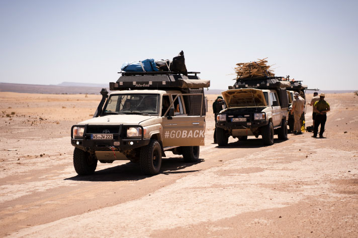 Twee vol bepakte terreinwagens in de woestijn