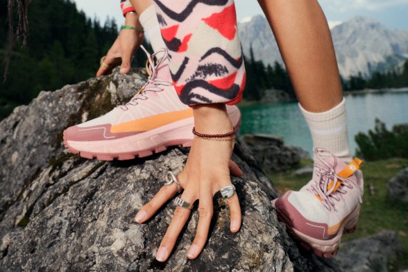 Foto van&nbsp;drie wandelrugzakken op een rotsbodem