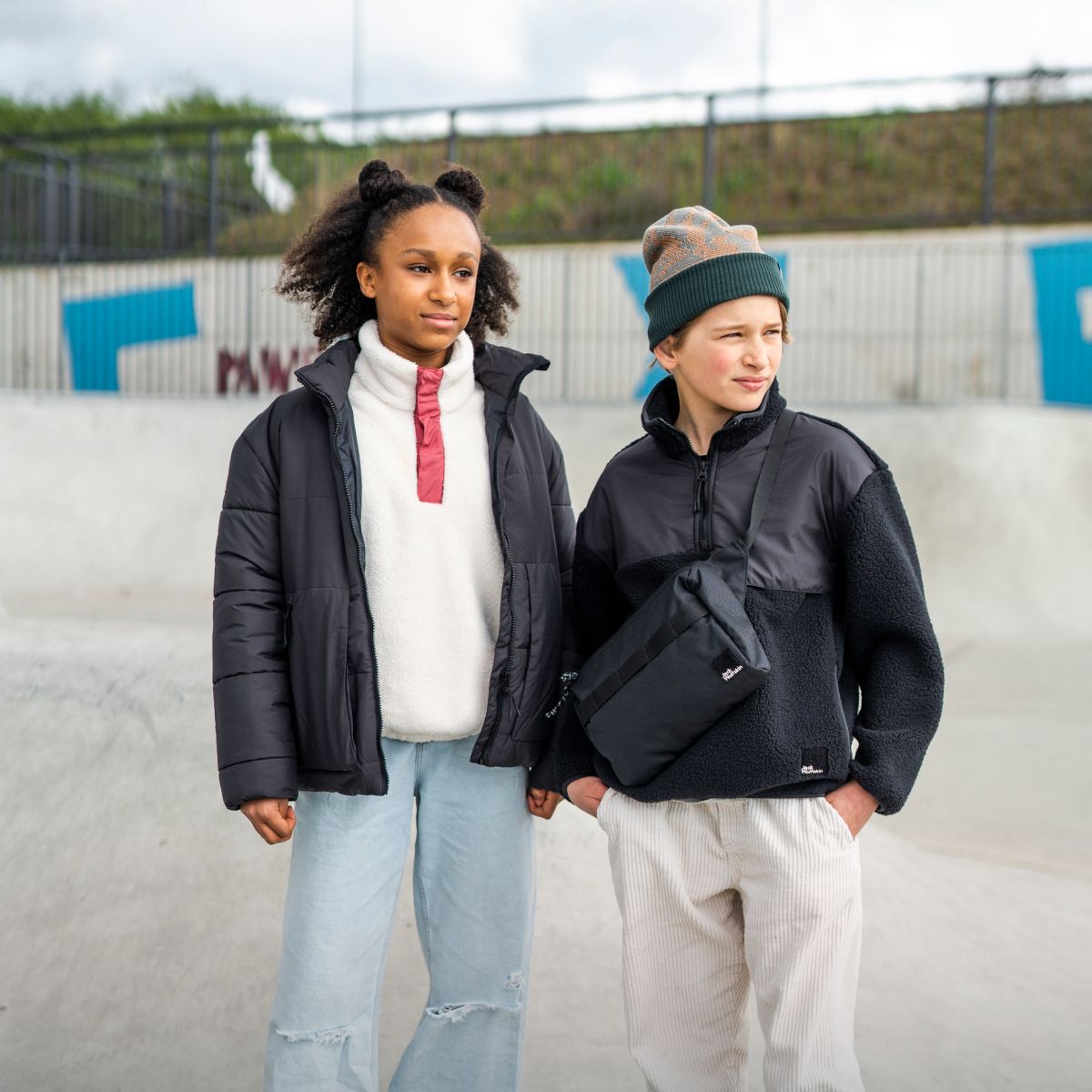 Meisje en jongen op skateboard