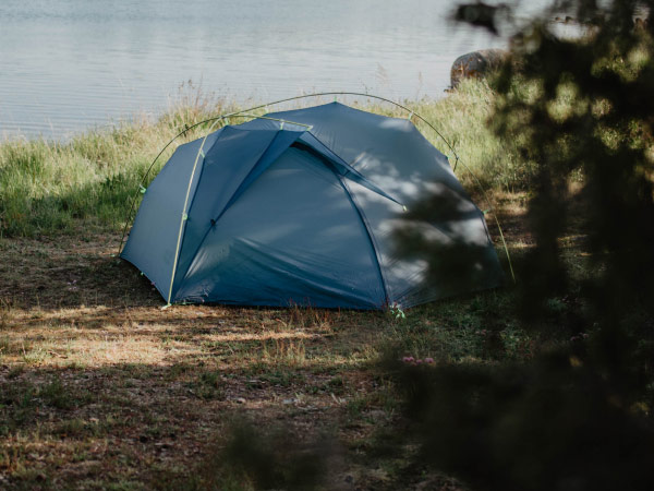 Opgezette tent in de natuur