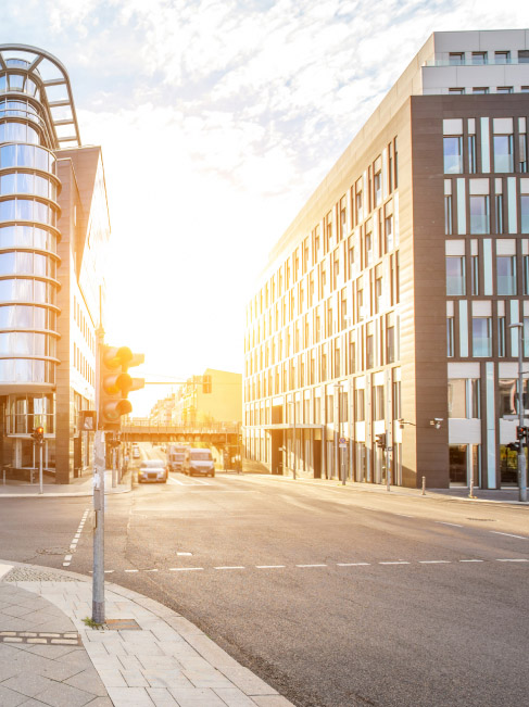 Stad badend in zonlicht