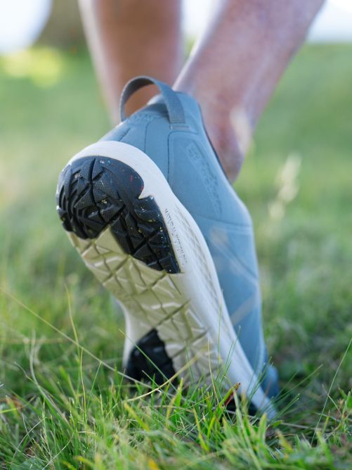 Close-up van een schoenzool van achteren in het gras