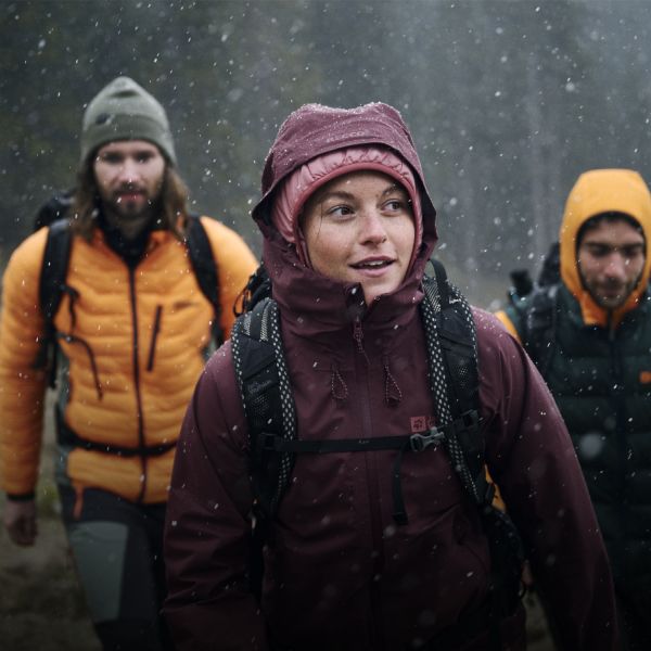 Vrouw met waterdicht jack in de regen