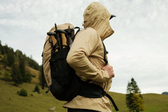 Foto van&nbsp;drie wandelrugzakken op een rotsbodem