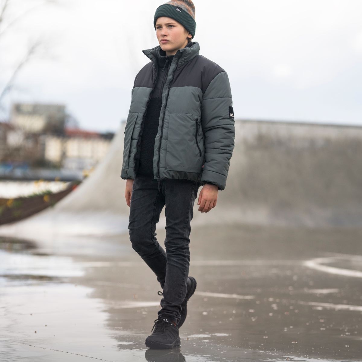 Jongen met winterjas