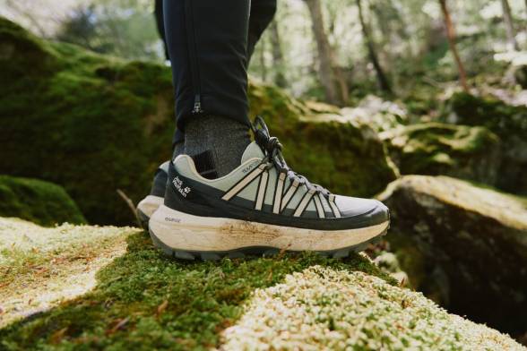 Foto van drie wandelrugzakken op een rotsbodem