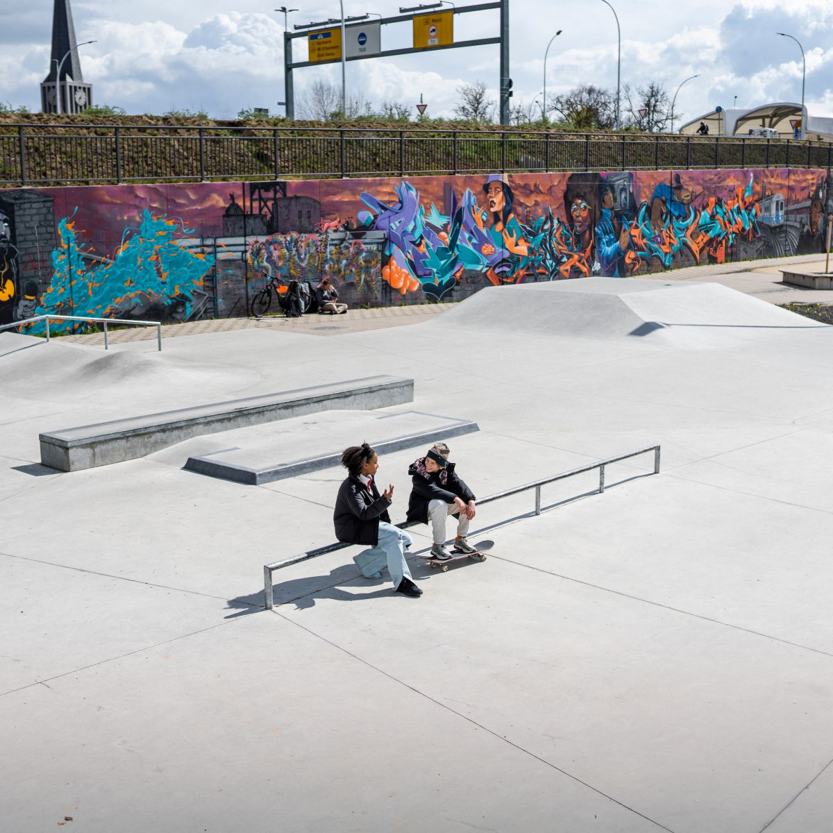 Meisje en jongen op skateboard