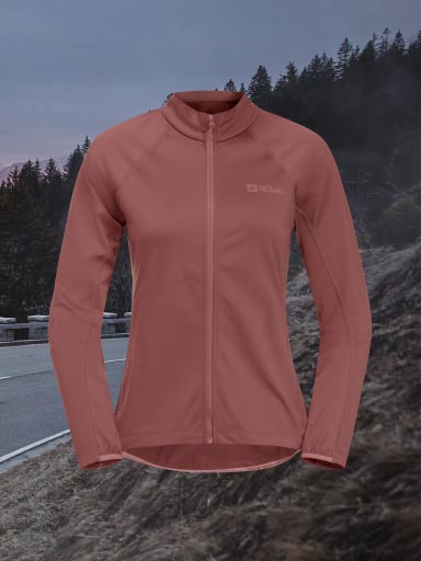 Man met fietshelm en winddichte bodywarmer