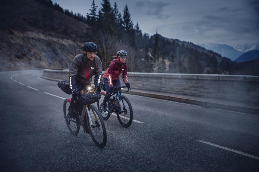 3 personen aan het fietsen