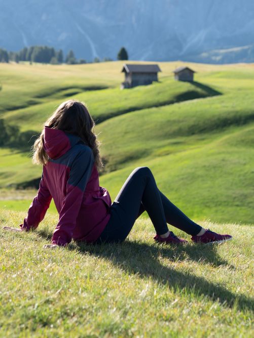 Een vrouw zit ontspannen in het gras