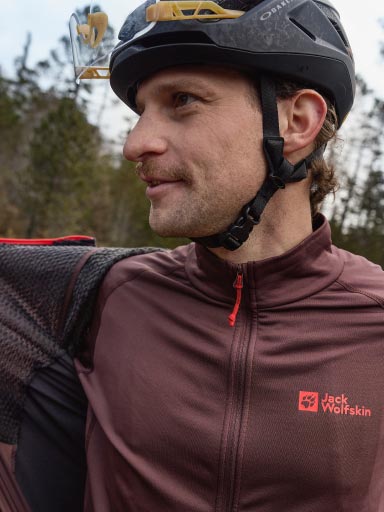 Dames-fleecejack tegen natuurlijke achtergrond