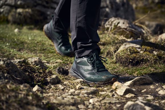 Close-up wandelschoenen in de natuur