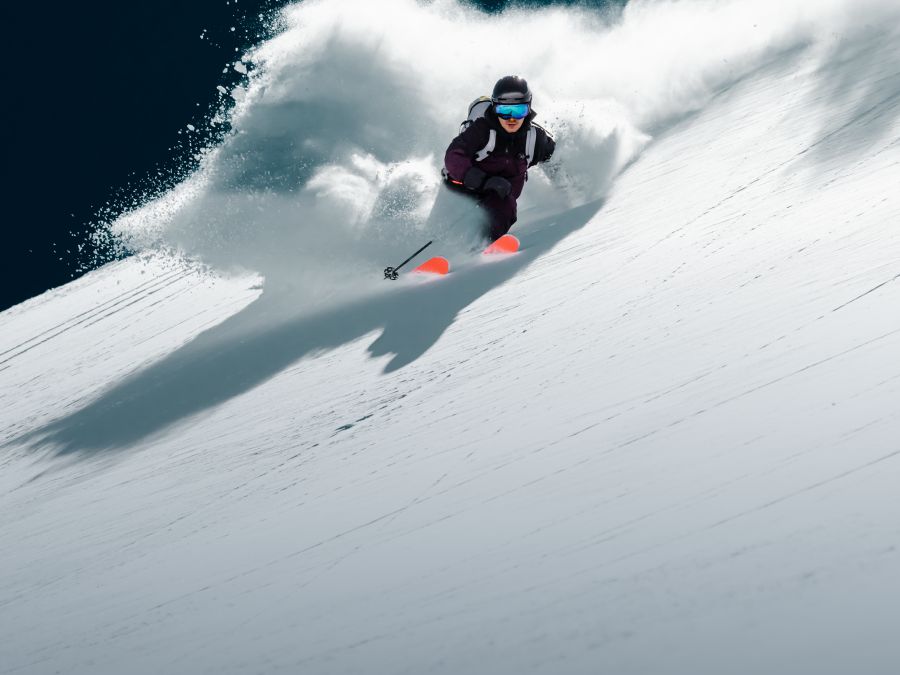 Skiër skiet snel de piste af