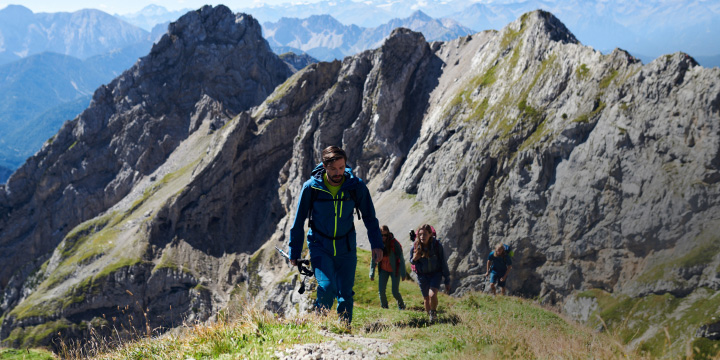 Bergachtig landschap met wandelaars