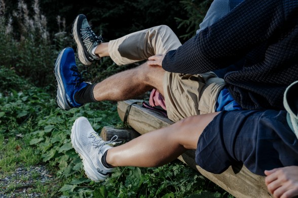 Close-up van&nbsp;een persoon met wandelschoenen aan die over een rotssteen&nbsp;loopt