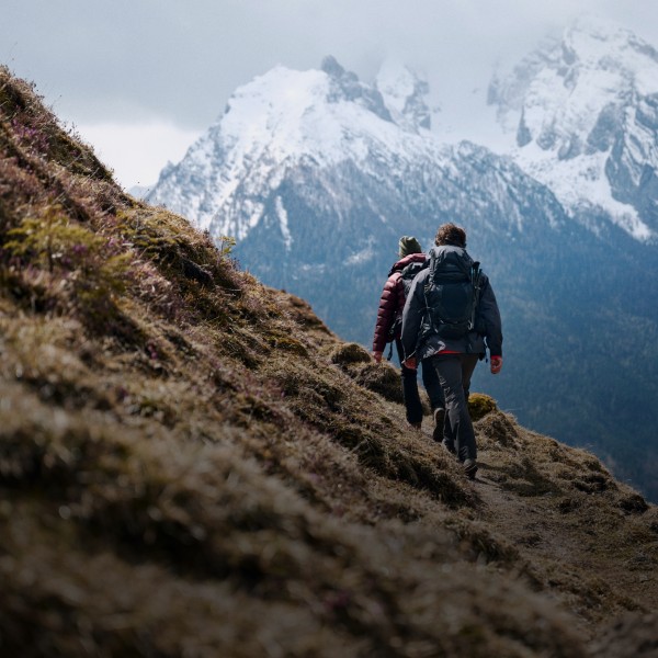 Vier wandelaars voor een merenlandschap